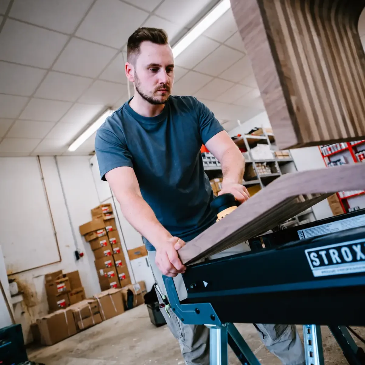 Tischler arbeitet in der Werkstatt an einem Möbel- oder Holzbauteil