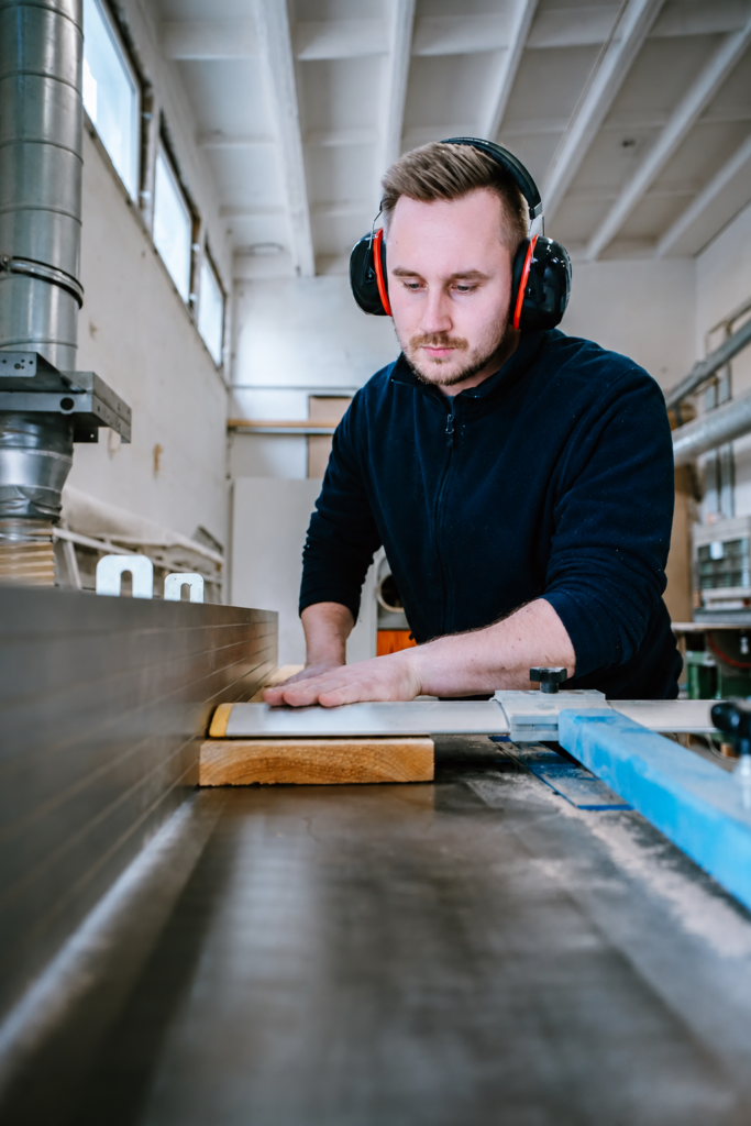 Lukas Czech bei der Arbeit an einer Holzbearbeitungsmaschine
